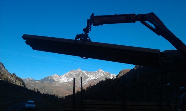 Kranarbeit Brücke in Alp Faller